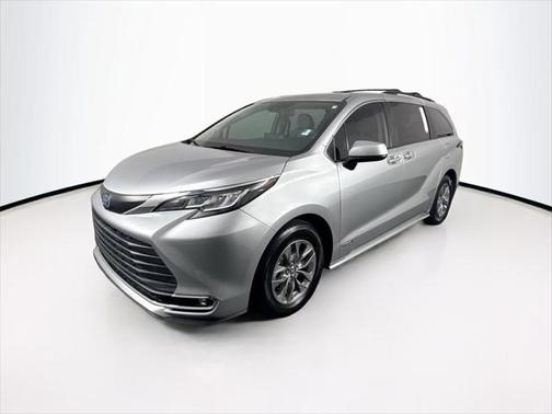 2021 Toyota Sienna XLE 8 Passenger