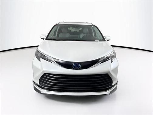 2024 Toyota Sienna XLE 8 Passenger