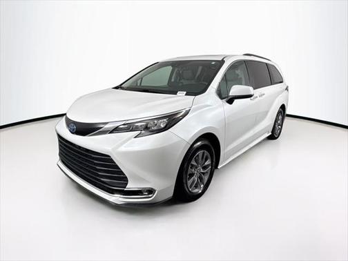 2024 Toyota Sienna XLE 8 Passenger