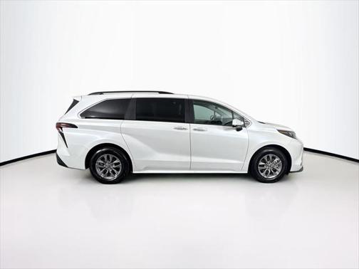 2024 Toyota Sienna XLE 8 Passenger