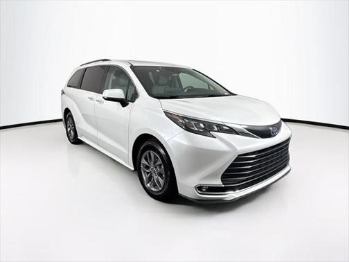 2024 Toyota Sienna XLE 8 Passenger