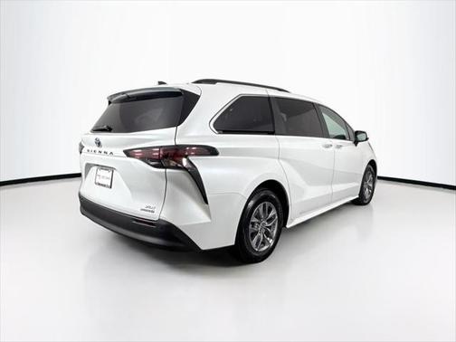 2024 Toyota Sienna XLE 8 Passenger