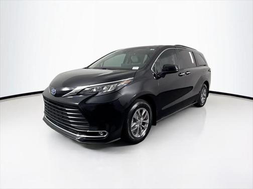 2024 Toyota Sienna XLE 8 Passenger
