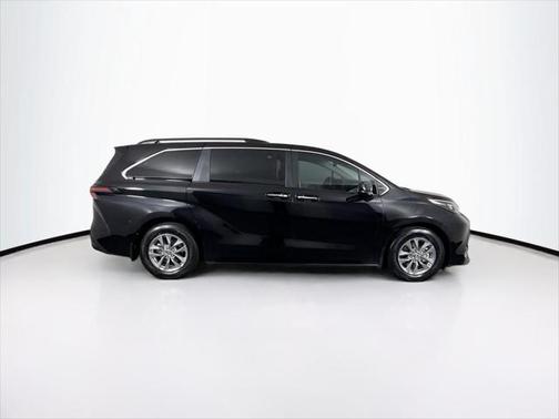 2024 Toyota Sienna XLE 8 Passenger