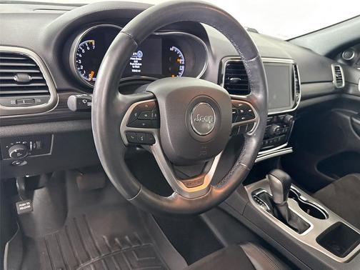 Diamond Black Crystal Pearlcoat 2022 Jeep Grand Cherokee Laredo