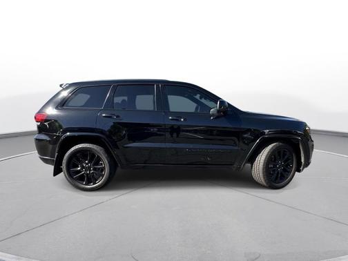 Diamond Black Crystal Pearlcoat 2022 Jeep Grand Cherokee Laredo