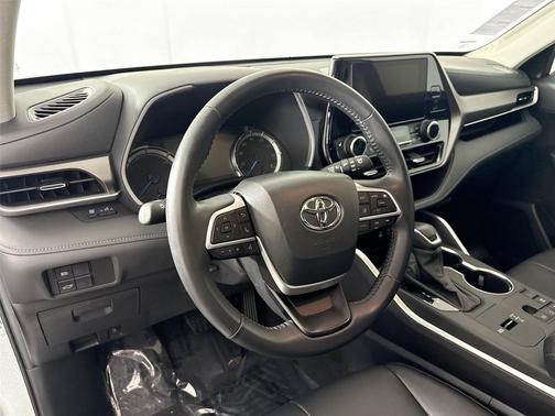 Celestial Silver Metallic 2024 Toyota Highlander Hybrid XLE