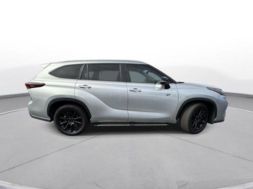 Celestial Silver Metallic 2024 Toyota Highlander Hybrid XLE