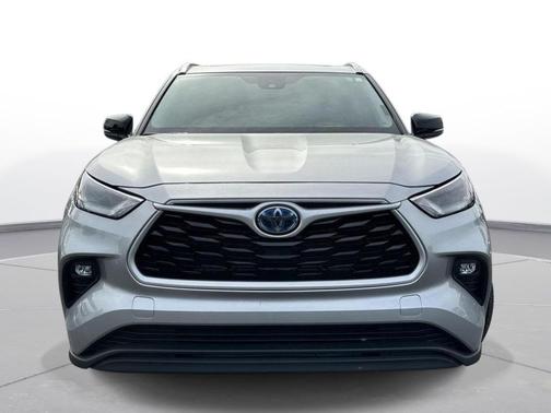 Celestial Silver Metallic 2024 Toyota Highlander Hybrid XLE