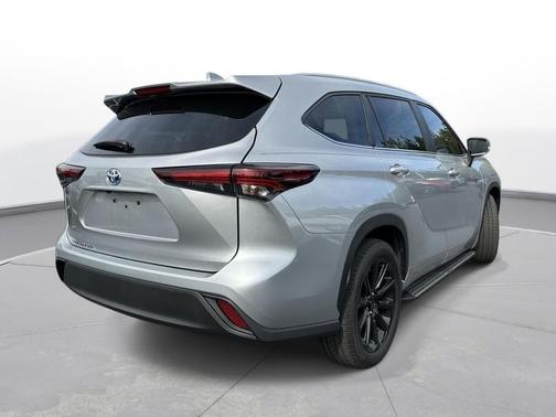 Celestial Silver Metallic 2024 Toyota Highlander Hybrid XLE