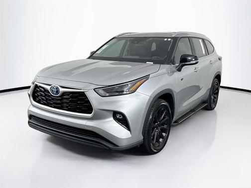 Celestial Silver Metallic 2024 Toyota Highlander Hybrid XLE