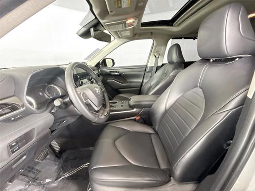 Celestial Silver Metallic 2024 Toyota Highlander Hybrid XLE