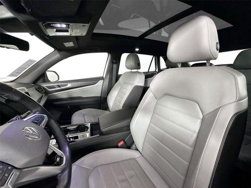 Opal White Pearl 2024 Volkswagen Atlas Cross Sport 2.0T SEL