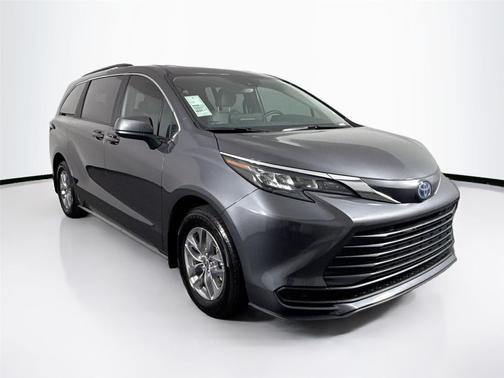 2025 Toyota Sienna LE