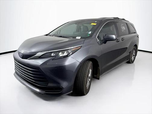 2025 Toyota Sienna LE