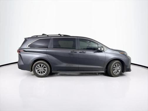 2025 Toyota Sienna LE