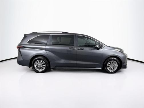 2025 Toyota Sienna LE