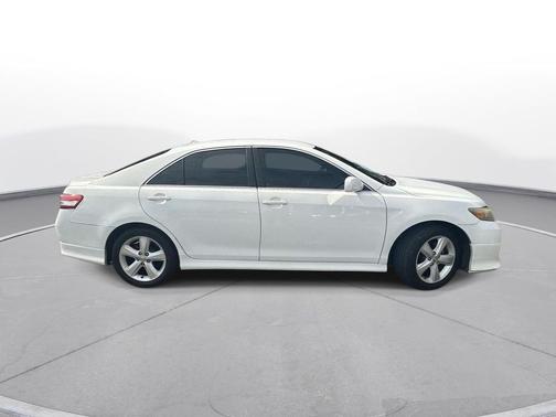 Super White 2011 Toyota Camry SE
