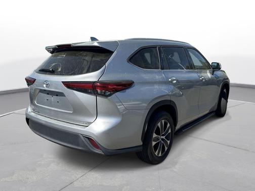Celestial Silver Metallic 2022 Toyota Highlander XLE