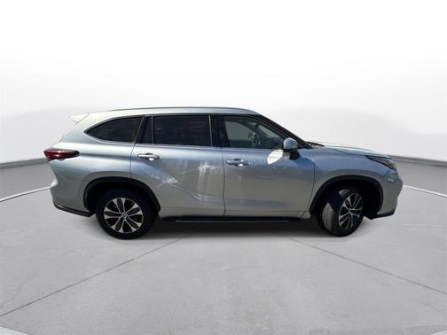 Celestial Silver Metallic 2022 Toyota Highlander XLE