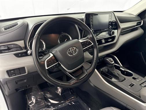 Celestial Silver Metallic 2022 Toyota Highlander XLE