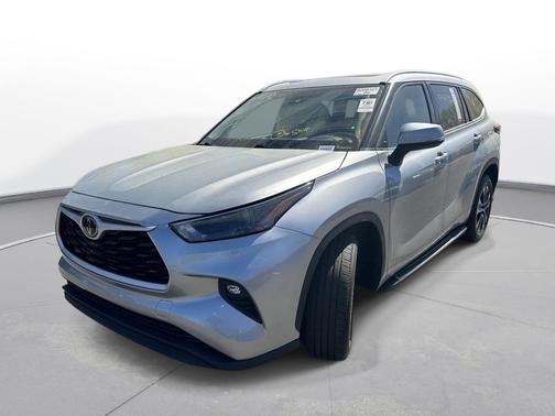 Celestial Silver Metallic 2022 Toyota Highlander XLE
