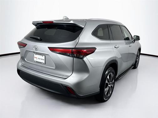 Celestial Silver Metallic 2022 Toyota Highlander XLE