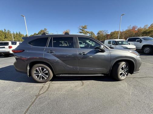 2023 Toyota Highlander Hybrid Platinum