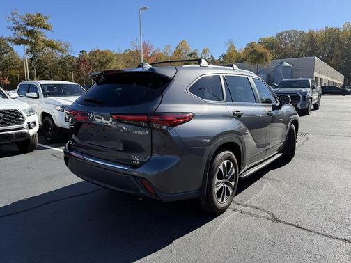2023 Toyota Highlander Hybrid Platinum