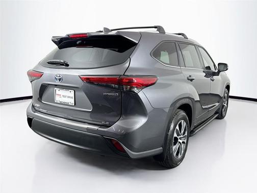 2023 Toyota Highlander Hybrid Platinum