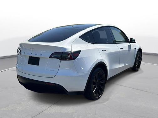Pearl White Multi-Coat 2022 Tesla Model Y Long Range Dual Motor All-Wheel Drive