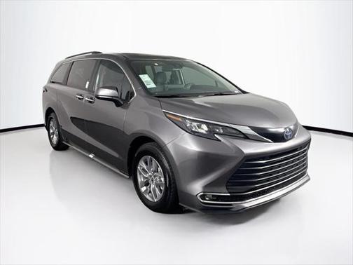 2024 Toyota Sienna XLE 8 Passenger