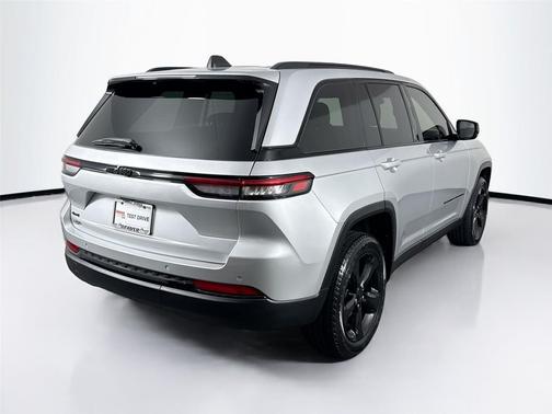 Silver Zynith 2024 Jeep Grand Cherokee Altitude