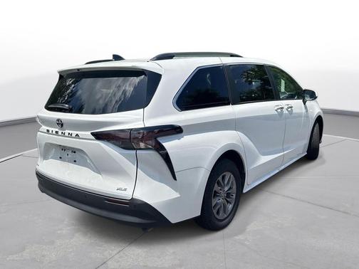Wind Chill Pearl 2026 Toyota Sienna XLE