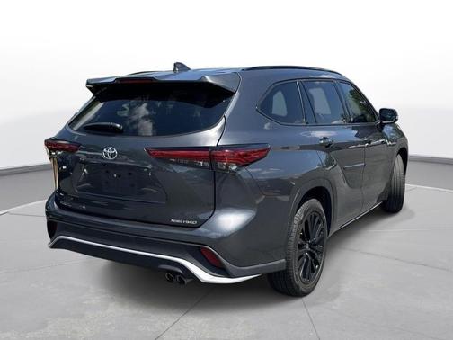 Magnetic Gray Metallic 2023 Toyota Highlander XSE
