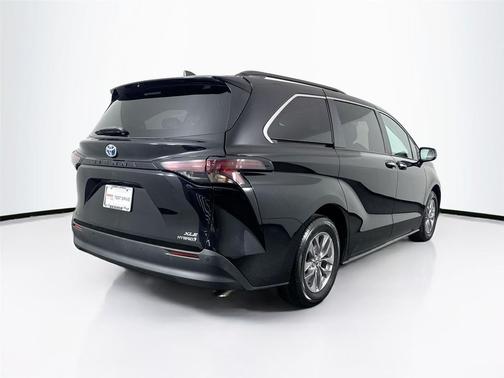 Midnight Black Metallic 2024 Toyota Sienna XLE