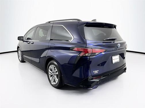 2022 Toyota Sienna XSE 7 Passenger