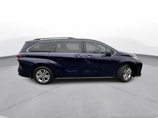 2022 Toyota Sienna XSE 7 Passenger