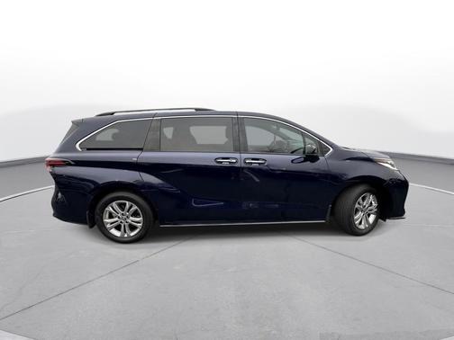 2022 Toyota Sienna XSE 7 Passenger