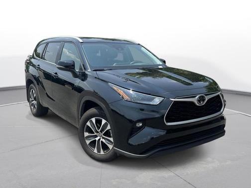 Midnight Black Metallic 2026 Toyota Highlander XLE
