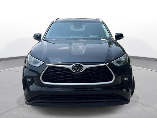Midnight Black Metallic 2026 Toyota Highlander XLE