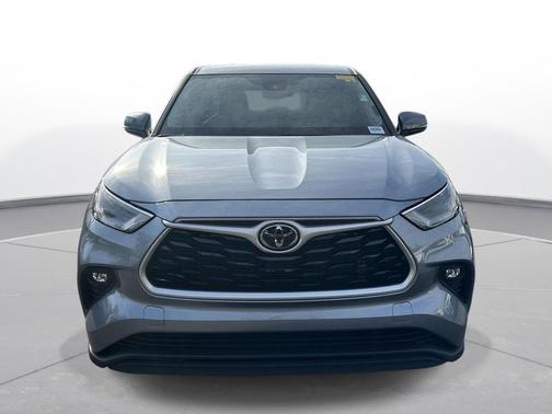 Moon Dust 2022 Toyota Highlander LE