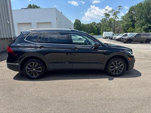 Deep Black Pearl Effect 2023 Volkswagen Tiguan 2.0T SE