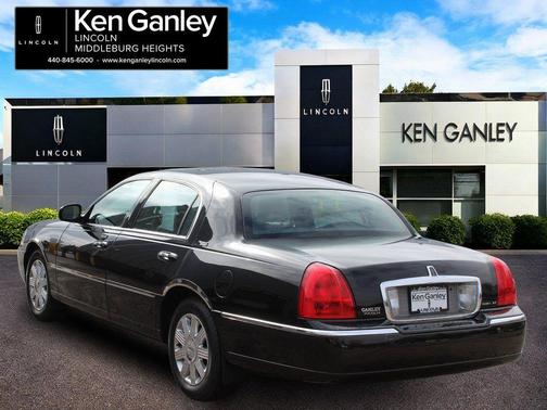 2005 Lincoln Town Car Signature Limited