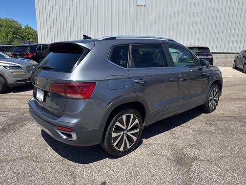 Platinum Gray Metallic 2024 Volkswagen Taos 1.5T SE