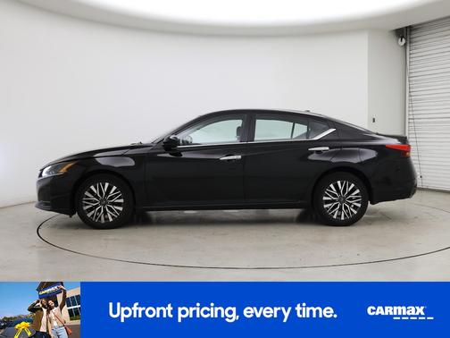 Black 2023 Nissan Altima SV