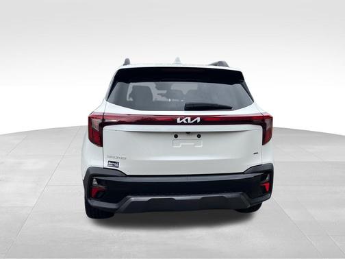 Snow White Pearl 2024 Kia Seltos X-Line