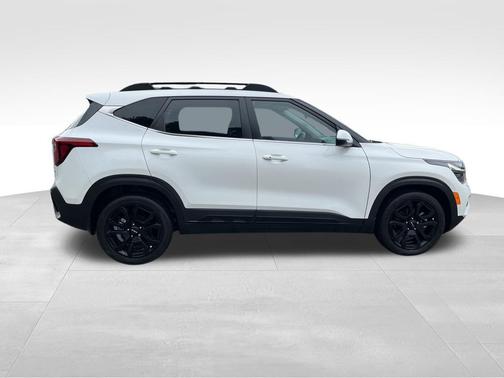 Snow White Pearl 2024 Kia Seltos X-Line