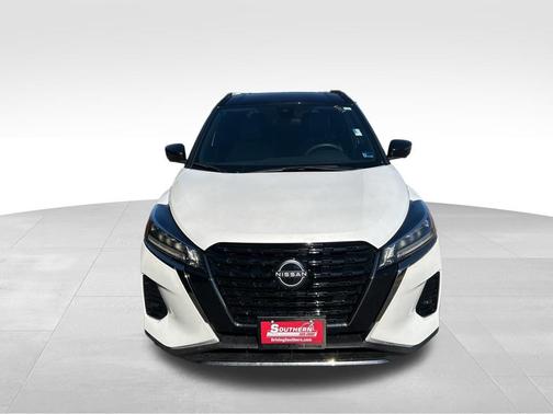Aspen White Tricoat/Super Black 2023 Nissan Kicks SR