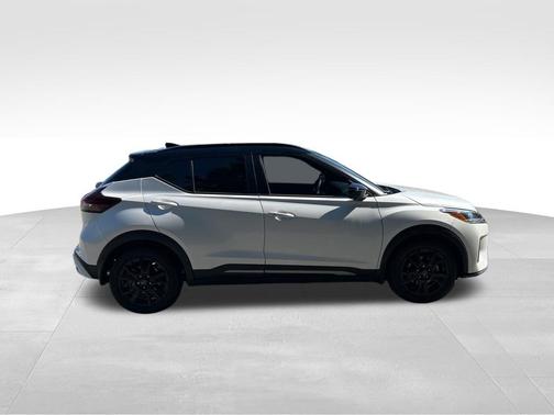 Aspen White Tricoat/Super Black 2023 Nissan Kicks SR